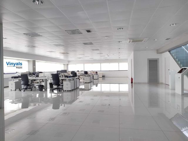 Oficinas de diseño y patio! photo 0