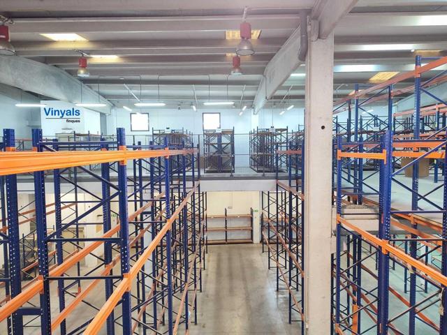 Planta baja, con patio y suministros! photo 0