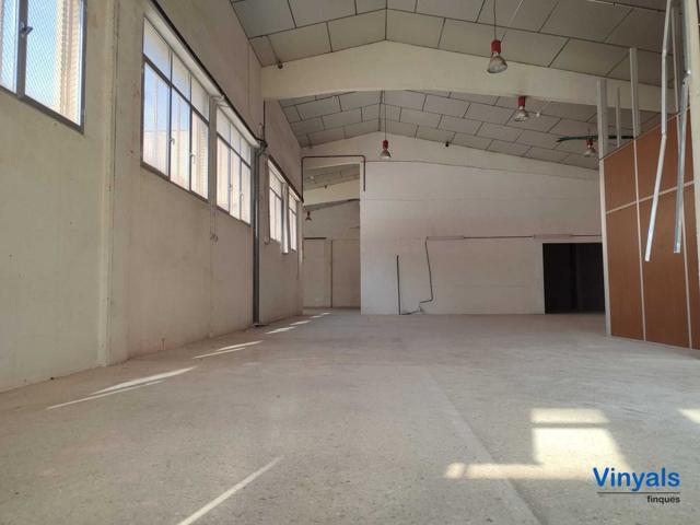 Nave industrial luminosa y con oficina! photo 0
