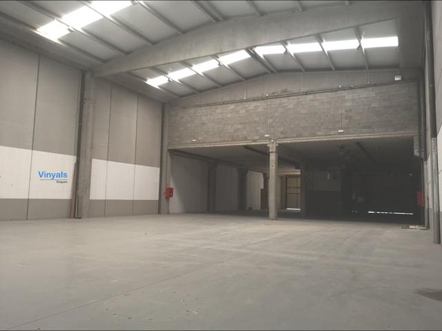 Nave con oficinas y altura photo 0