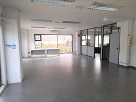 Con patio y oficinas equipadas! photo 0