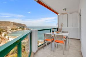 SE VENDE APARTAMENTO CON VISTAS ESPECTACULARES AL MAR EN PRIMERA LINEA DE PLAYA EN LOS CRISTIANOS photo 0