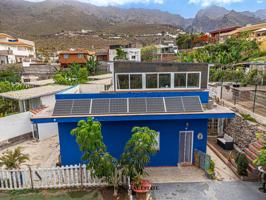 ¡Oportunidad única en Los Olivos, Adeje! Casa con amplio terreno, instalaciones deportivas y vistas al mar photo 0