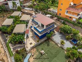 ¡Oportunidad única en Los Olivos, Adeje! Casa con amplio terreno, instalaciones deportivas y vistas al mar photo 0
