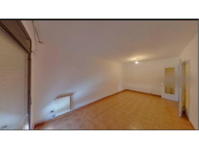 Piso en venta en Canovelles photo 0