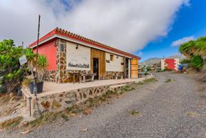 Bodega con casa terrera y extenso terreno con vistas panorámicas al mar photo 0