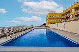 Gran apartamento de 3 dormitorios en complejo con piscina en Valle de San Lorenzo photo 0