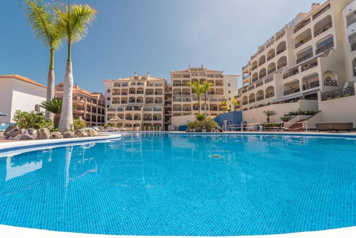 Apartamento con gran terraza y jardín en medio de Los Cristianos photo 0