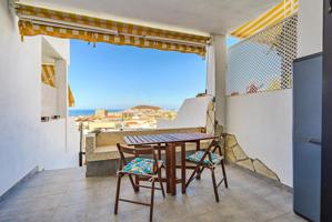 Encantador apartamento con vistas al mar en Los Cristianos Ideal para inversión photo 0