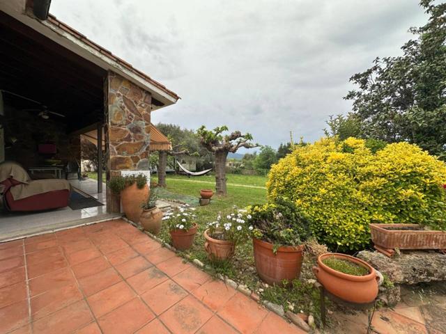 Casa en venta en Cervià de Ter, amplio jardín y piscina. photo 0