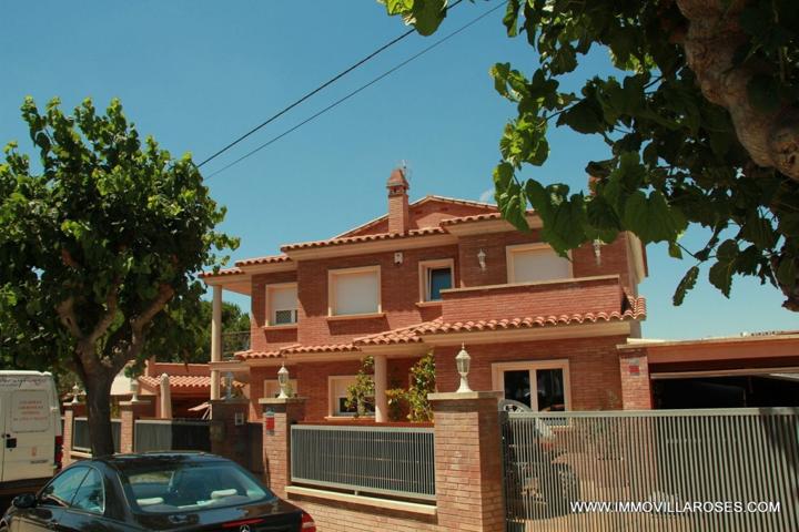 Casa con amarre de reciente construcción en Empuriabrava photo 0