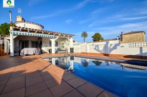 Bonita casa con piscina en venta en Empuriabrava photo 0