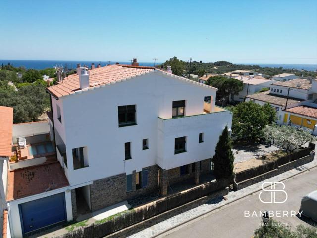 Casa adosada esquinera con apartamento independiente en Cadaqués photo 0
