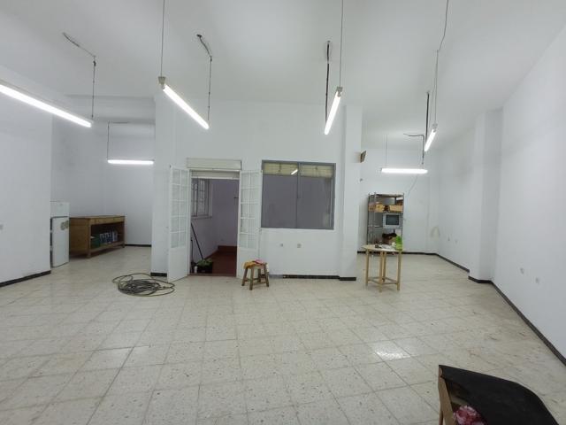 VENTA AMPLIO LOCAL CON GARAJE photo 0