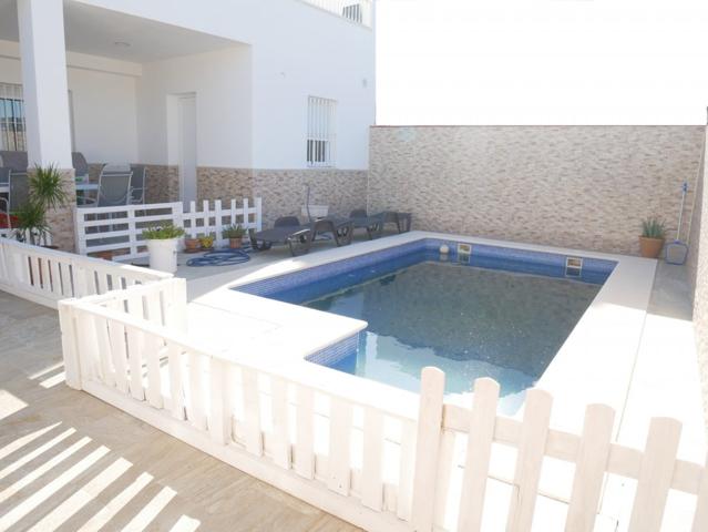 VENTA CASA CON GARAJE Y PISCINA photo 0