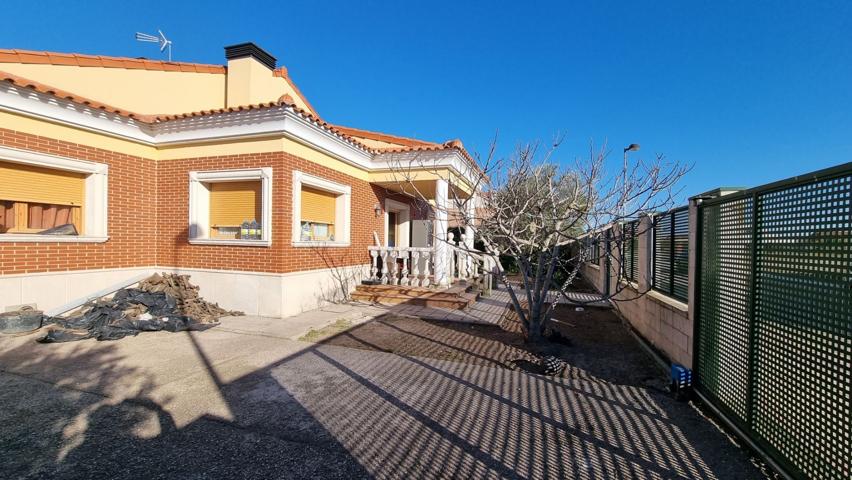 Villa En venta en Aldeamayor de San Martín photo 0