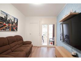 Acogedor piso exterior en calle semi peatonal de Bon Pastor – ¡Ideal para invertir! photo 0