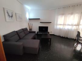 SE ALQUILA PISO PARA ESTUDIANTES, MUY CENTRICO DE TRES HABITACIONES COMPLETAMENTE EQUIPADO (GARAJE OPCIONAL) photo 0