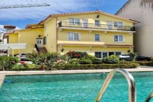 GRAN CHALET EN OLEIROS EN VENTA photo 0