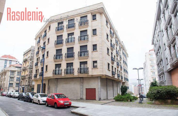 Local comercial en venta en CALLE QUINTELA, VIGO photo 0