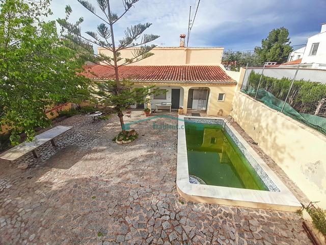 Amplio chalet con piscina situado en la urbanización Cortichelles, en Turís photo 0