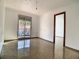 Oportunidad en Paterna, piso semireformado con ascensor y balcón! photo 0