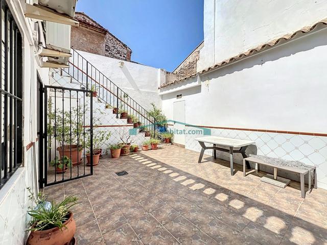 Casa esquinera con patio y terraza en Algimia d'Alfara photo 0