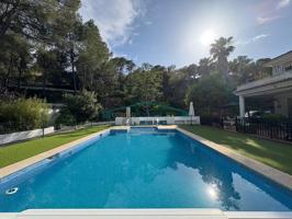 Exclusivo chalet independiente con gran parcela y piscina climatizada en Gilet photo 0
