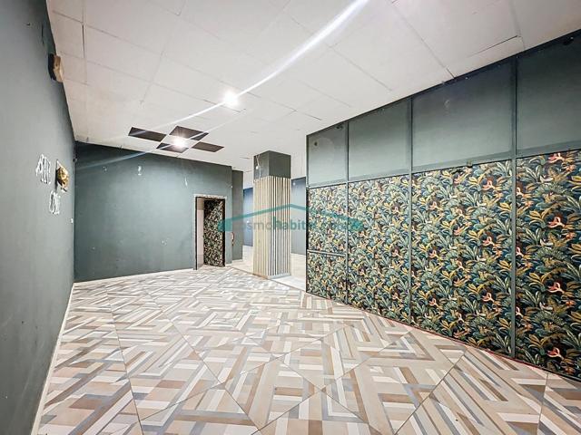 Amplio local comercial, con amplias oportunidades de uso en Valencia photo 0