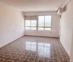 PISO AMPLIO Y LUMINOSO DE 4 HABITACIONES Y 2 BAÑOS EN EDIFICIO CON ASCENSOR photo 0