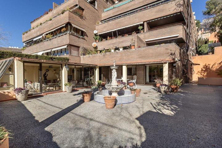 EXCLUSIVO PISO CON JARDÍN PRIVATIVO EN UNA DE LAS MEJORES URBANIZACIONES DE GRANADA photo 0