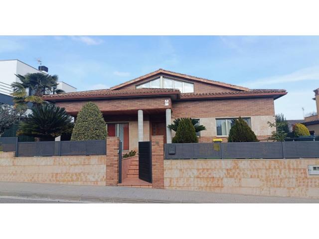 Casa en venta en Canovelles photo 0