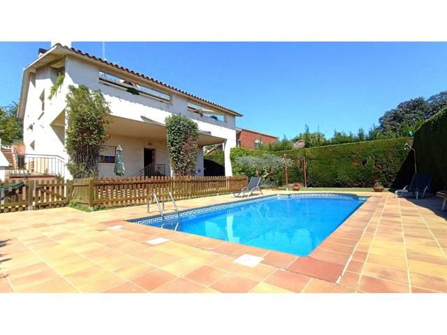 Chalet en venta en Canovelles photo 0