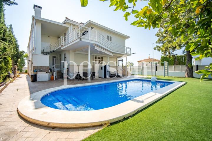 Chalet en venta con 2 piscinas y jacuzzi en el Puig photo 0