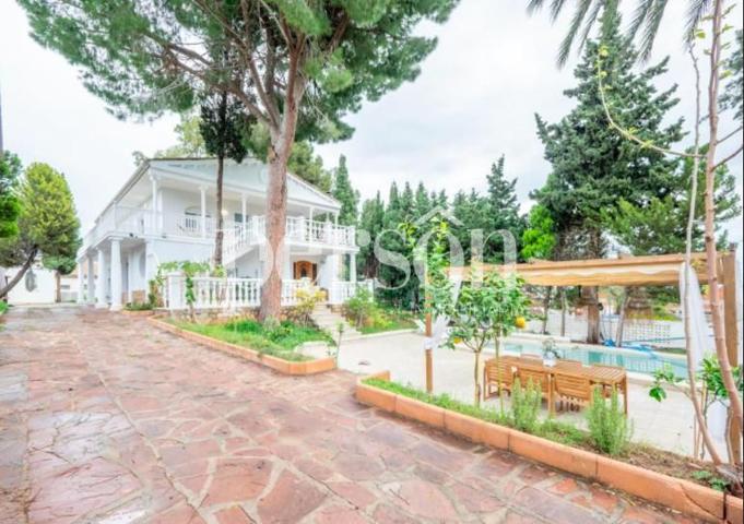 Encantador chalet en la Urbanización Los Lagos photo 0