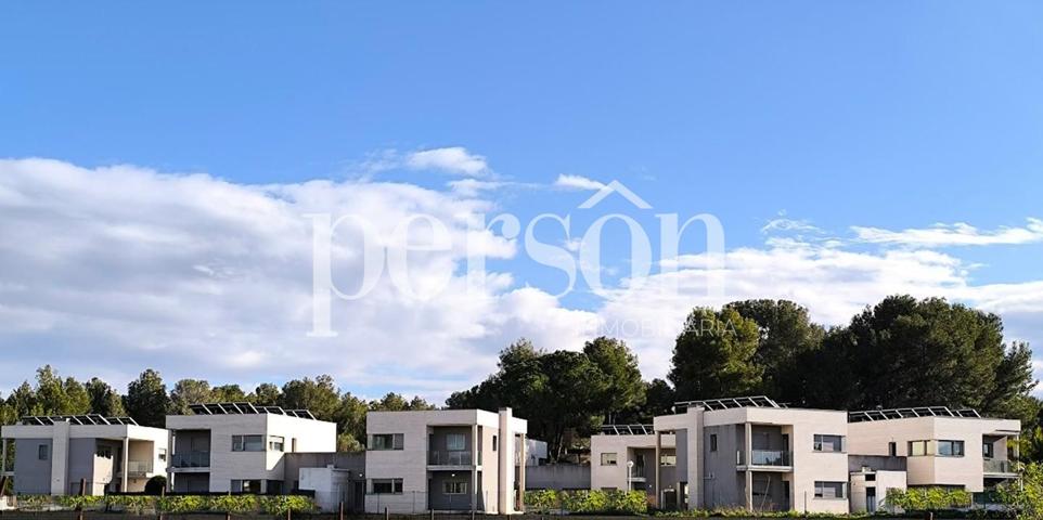 Chalet a estrenar en Montserrat photo 0