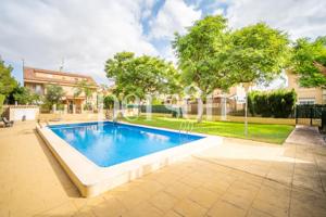 Adosado con piscina comunitaria photo 0