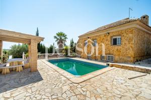 Chalet en venta con piscina en Riba Roja del Turia photo 0