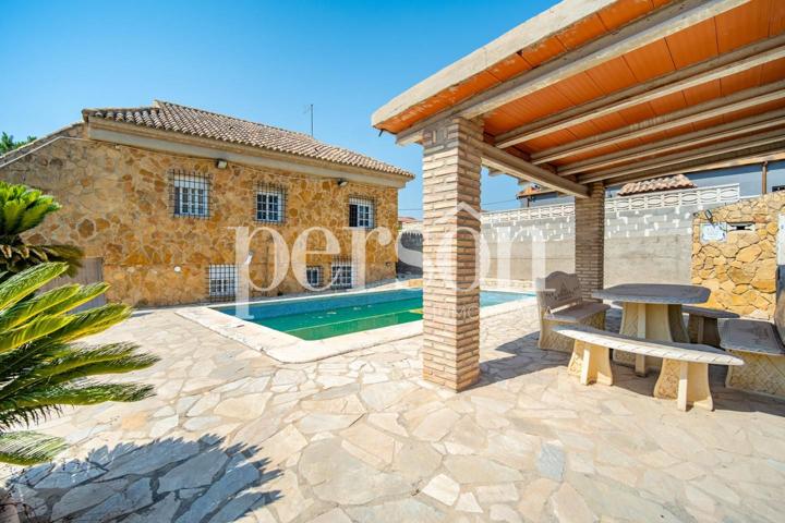 Chalet en venta con piscina en Riba Roja del Turia photo 0
