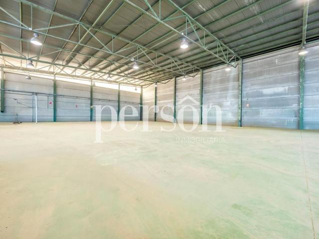 Alquiler Nave industrial de 3.000 m² con oficinas – Excelente visibilidad sobre la Pista de Silla photo 0