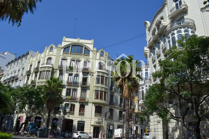 Piso en venta de 5 dormitorios en Gran Vía photo 0