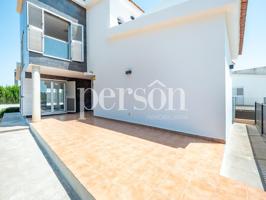 Exclusiva vivienda reformada a estrenar en urbanización privada en El Bosque photo 0