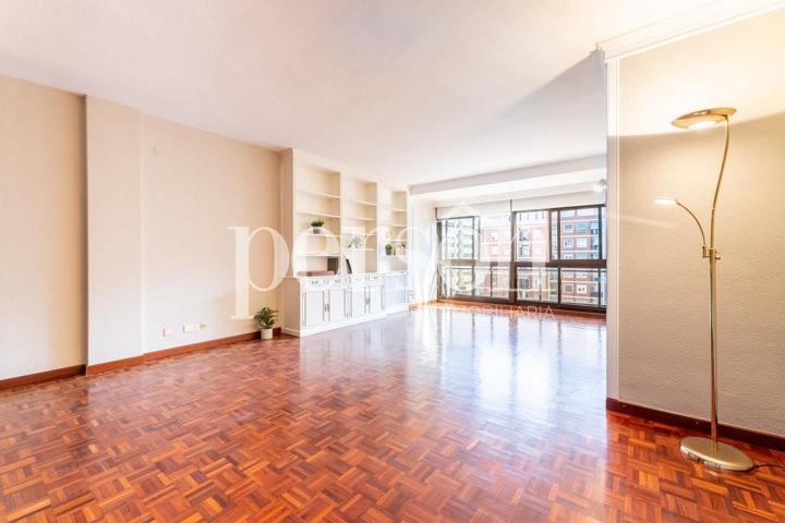 Piso en venta en calle d&#x27;Amadeu de Savoia photo 0