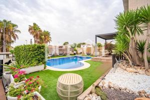 Chalet en venta con piscina en la Pobla de Vallbona photo 0