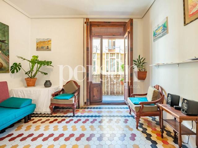 Piso con carácter en pleno centro de Valencia – Calle En Llop, junto a la Plaza del Ayuntamiento photo 0