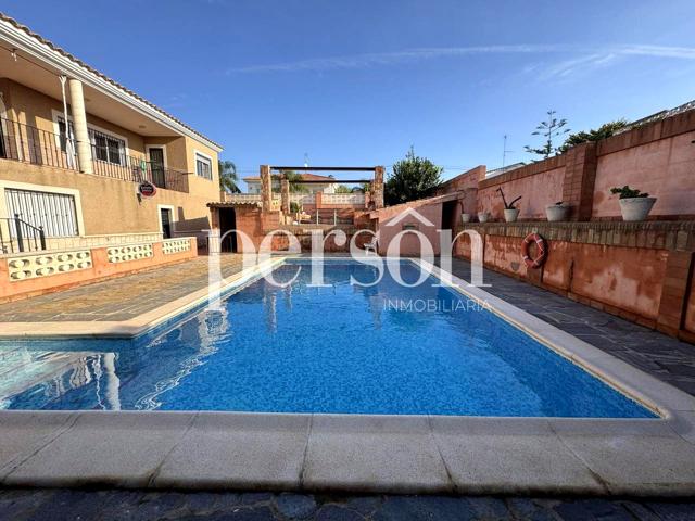 Precioso chalet con piscina, paellero de ensueño y zona chill-out – listo para entrar a vivir en Monserrat photo 0