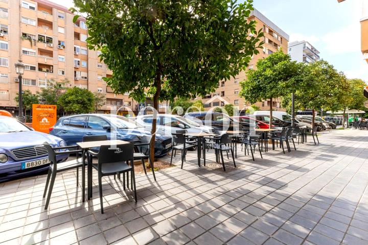 Traspaso Bar-Cafetería reformado con licencia histórica y doble terraza – salida a dos calles photo 0