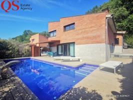 Casa con piscina y jardín in urbanización Palau, Girona photo 0