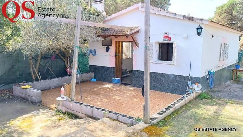 Casa de campo con terreno rústico en la urbanización Vistamar, Blanes photo 0