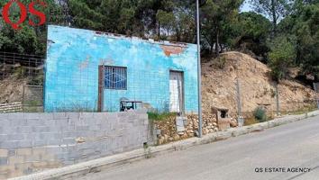 Construcción sin terminar sobre un terreno urbano en la Urbanización de Can Fornaca en Riudarenes photo 0